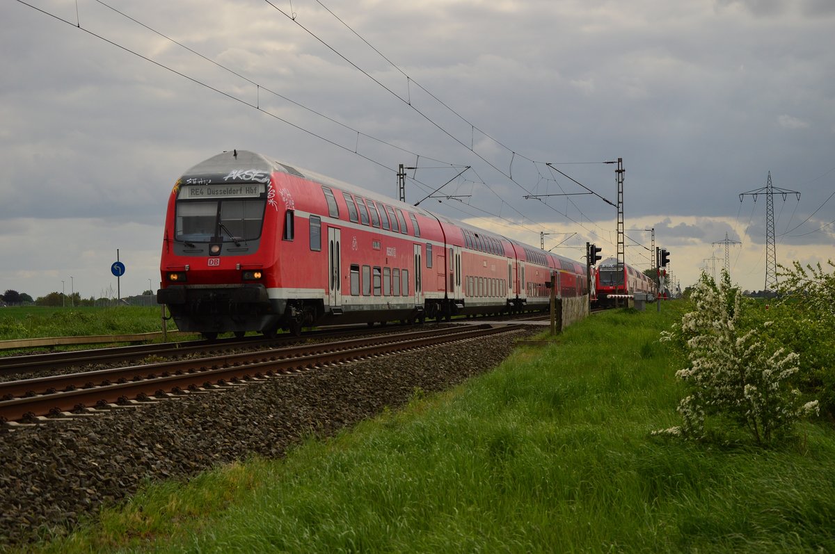 Die Begegnung zweier RE4-Züge am Bü Am Chur/In der Schley fand am Samstagabend des 14.Mai 2016 statt. Die Züge haben einen eingeschränkten Reiseweg an diesem Wochenende. In Wuppertal wurde wieder gearbeitet und zwischen Geilenkirchen und Aachen Hbf war auch eine Oberleitungsbaustelle. Der vordere Zug wurde von der 111 115 geschoben und der im Hintergrund von der 111 118-6 gezogen.