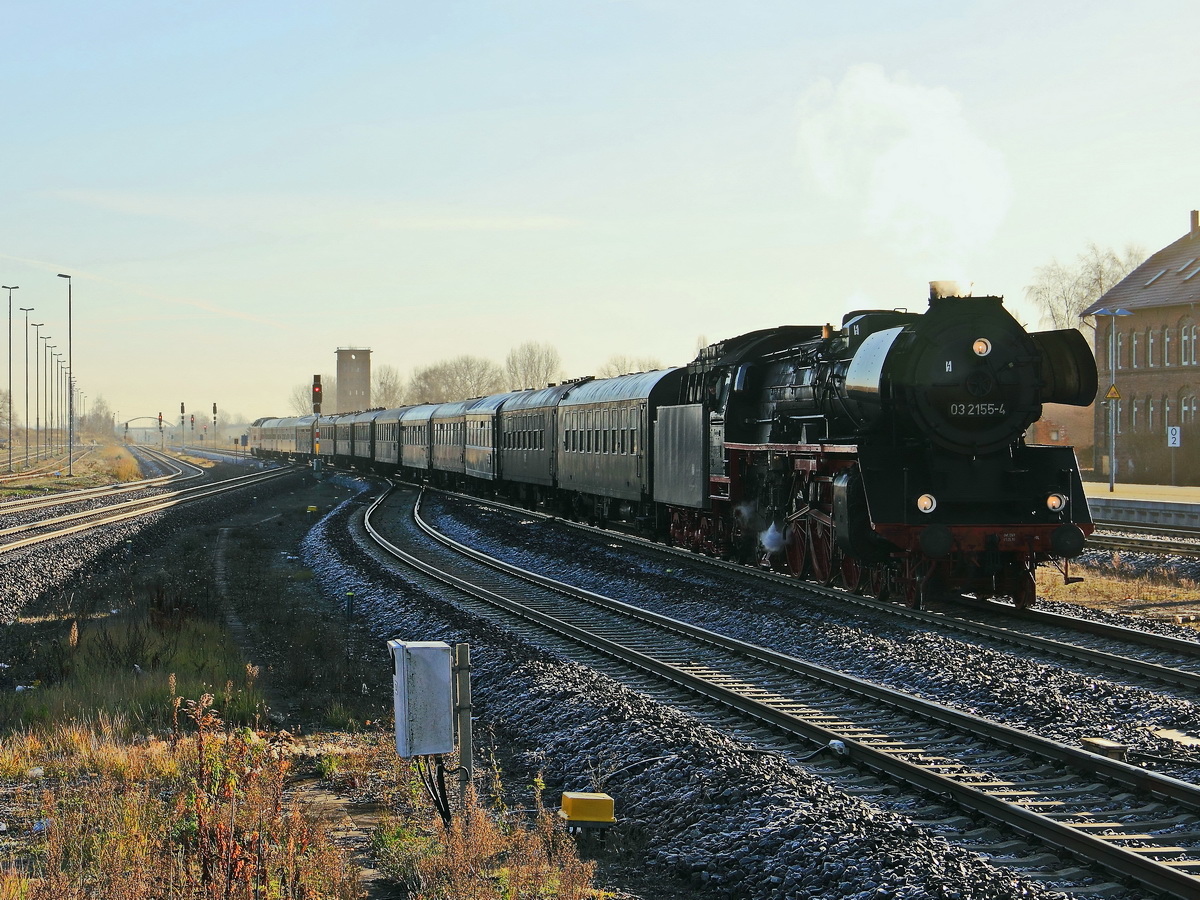 Die bei Borsig hergestellte 03 2155-4 mit einem Sonderzug aus Berlin zur Weiterfahrt nach Teilung nach Wernigerode am 03. Dezember 2016 in Halberstadt.