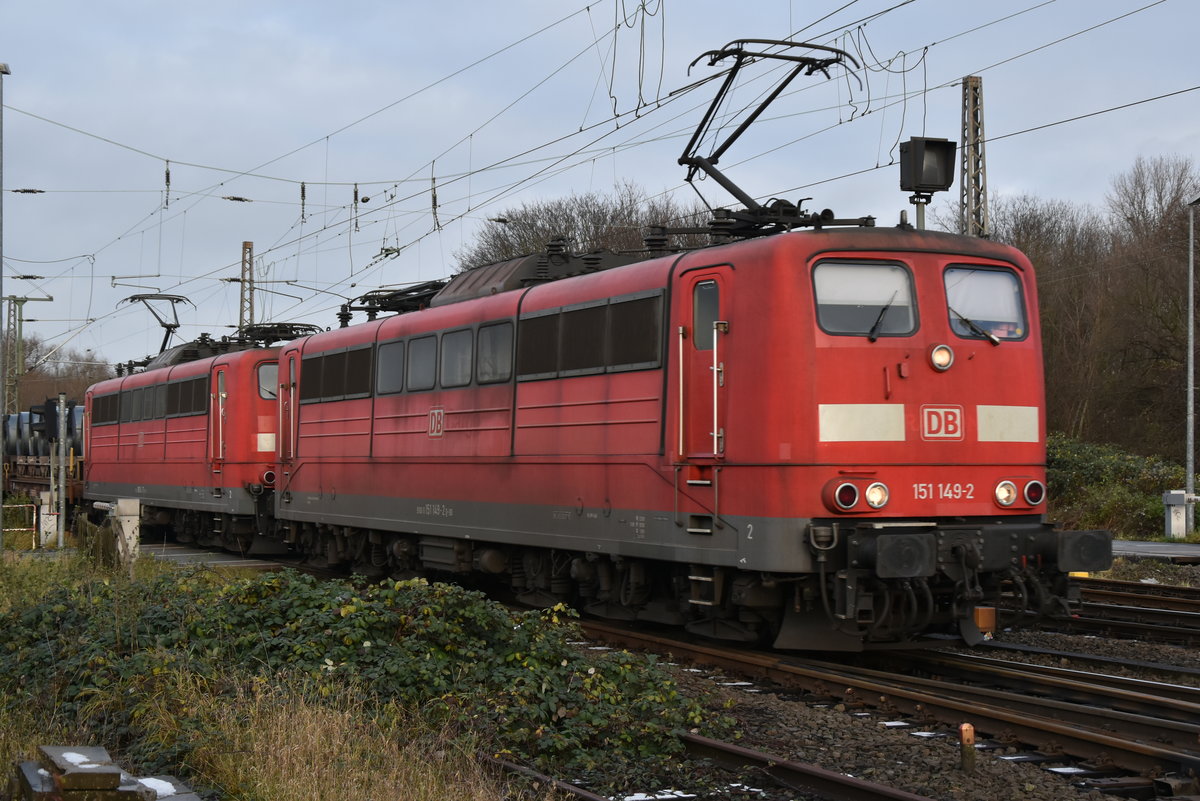 Die beiden Altbauloks 151 149-2 und 151 043-7 kommen mit einem langen Coiltragwagen auch als Umleiter durch Grevenbroich gefahren, da der Zug wegen des Unfalls bei Meerbusch Osterath einen anderen Weg nehmen muss.9.12.2017