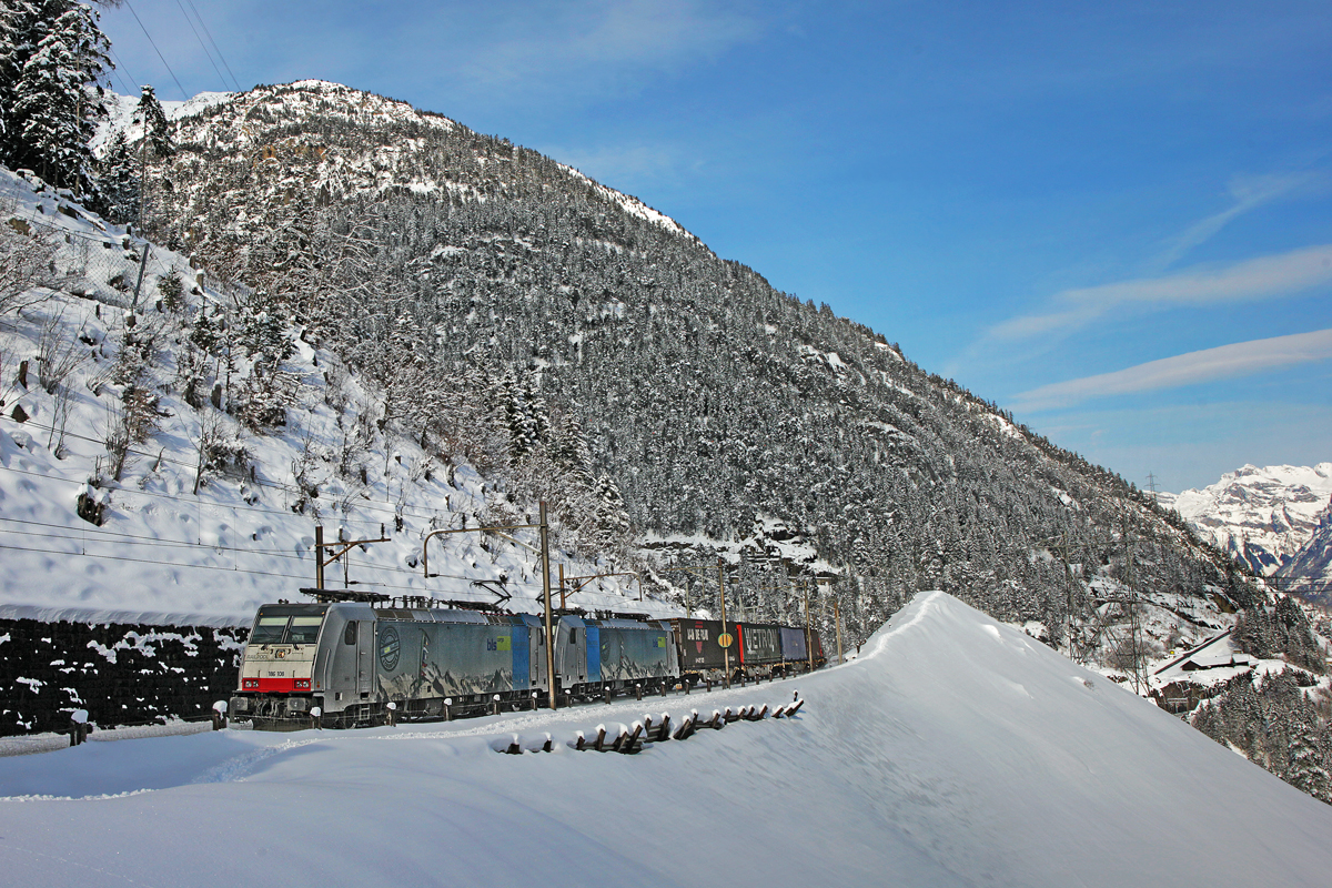 Die beiden an die BLS Cargo vermieteten Railpool Lokomotiven 186 108 und die 185 109 fahren mit einem Containerzug über den tiefverschneiten Gotthard.Bild Wassen 3.2.2015