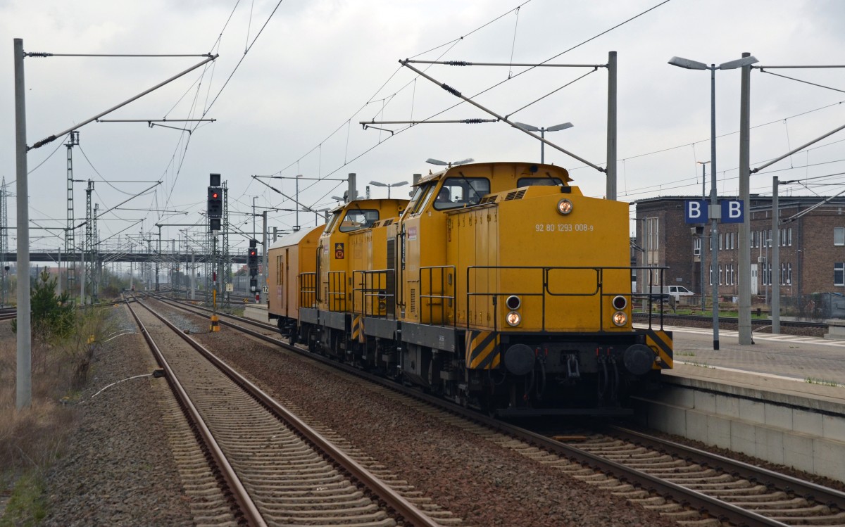Die beiden Bahnbau-Loks 293 008 und 293 007 rollten mit einem Bauwagen am 16.04.15 durch Bitterfeld Richtung Leipzig.