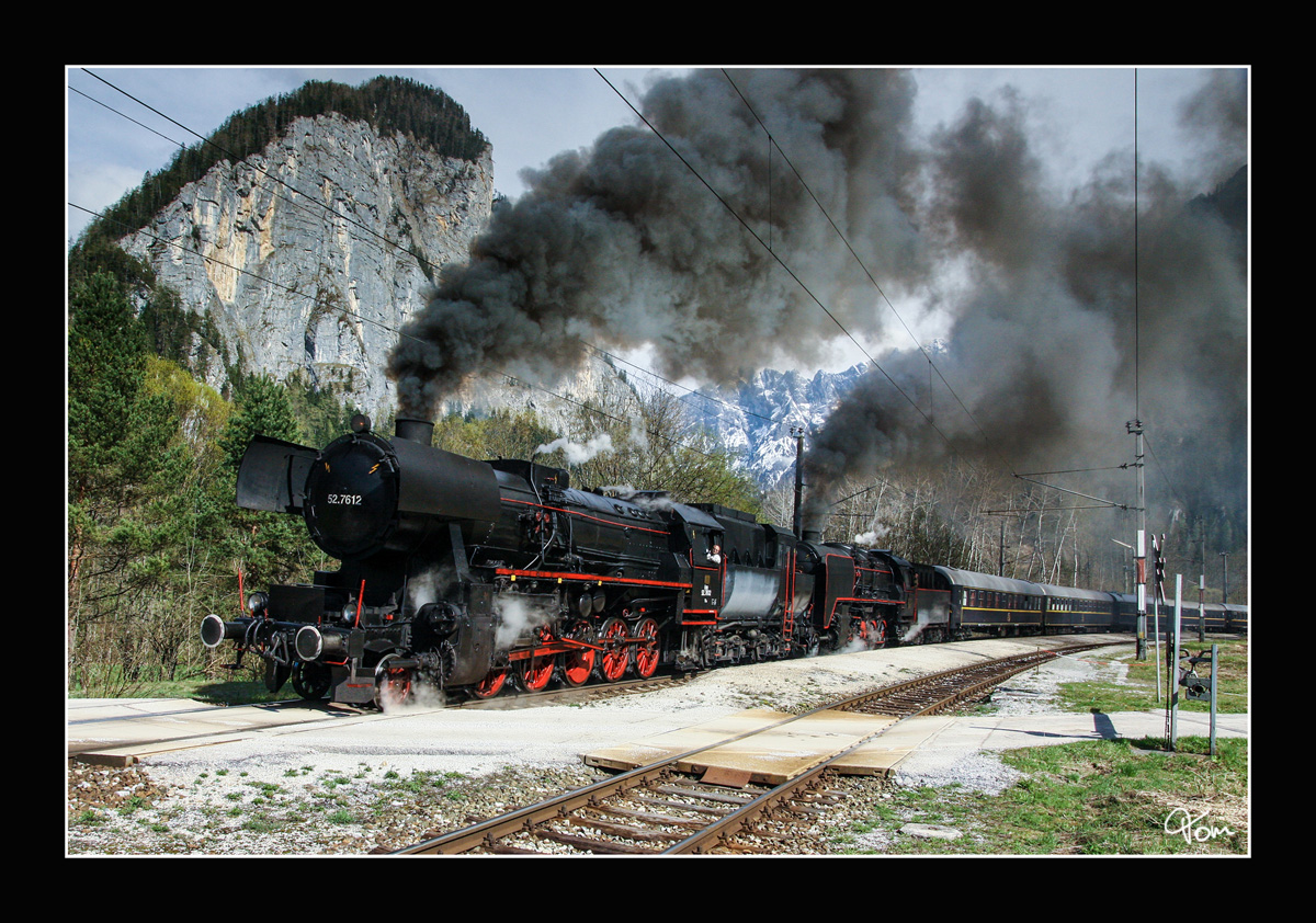 Die beiden Brenner&Brenner Dampfloks, 50.1171 und 52.7612 donnern mit einem Sonderzug durch das Gesäuse, hier zu sehen bei der ehemaligen Haltestelle Gesäuseeingang. 
19.04.2008