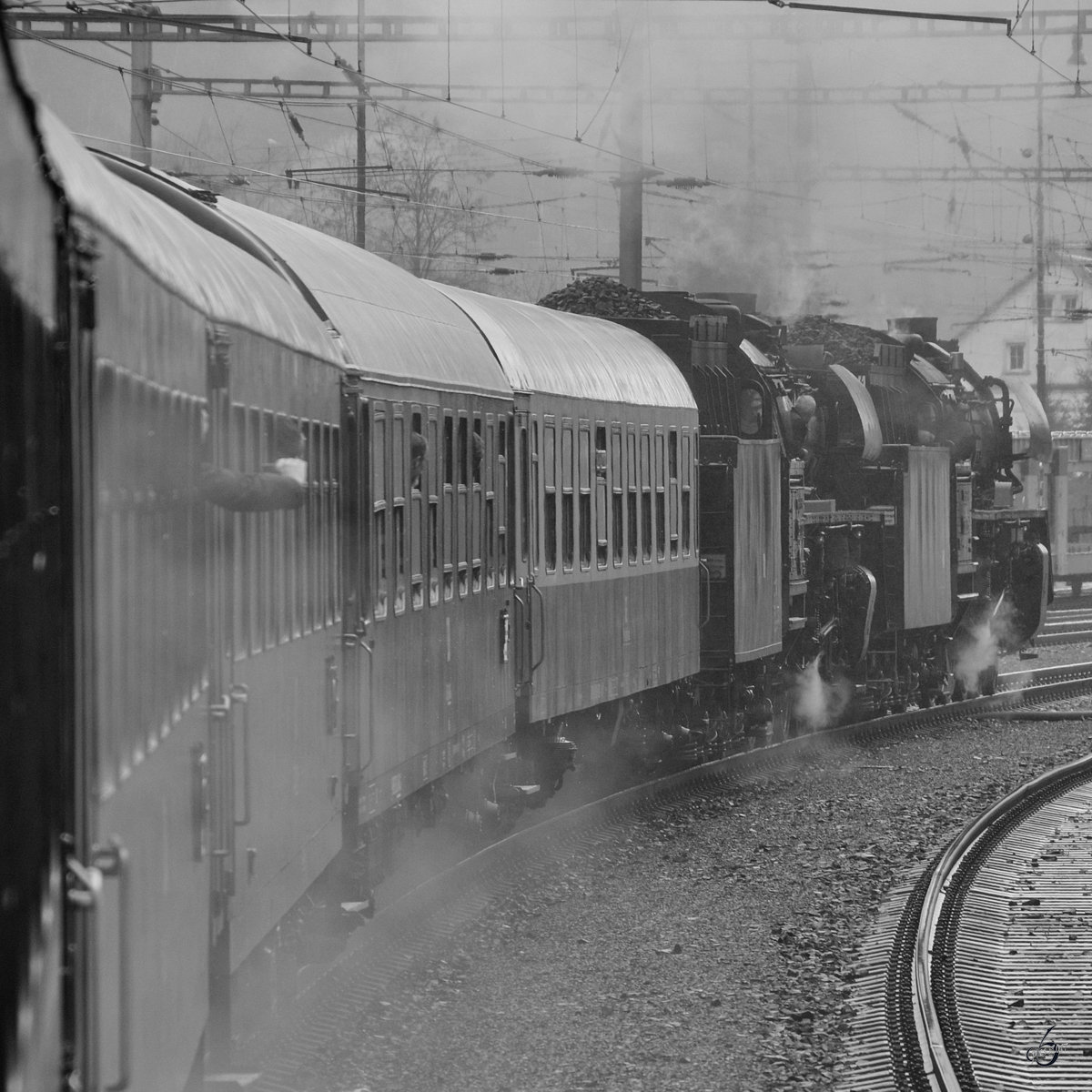 Die beiden Dampflokomotiven 03 2155-4 und 03 1010 ziehen einen Sonderzug ins Tschechische Děčín. (April 2017)