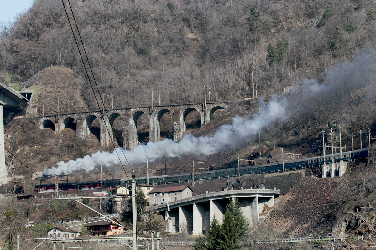Die beiden Dampkloks 01 202 und 01 1066-7 in Doppeltraktion mit der Schublok Ae 6/6 11407  Aarau fahren mit dem Sonderzug aus Locarno nach Wohlen den Gotthard hinauf.Bild Chironico 7.3.2015