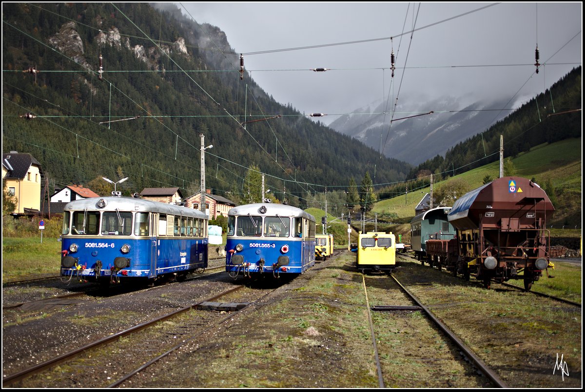 Die beiden  Hauptdarsteller  (Triebwagen 5081.564 und 5081.565) der Erzberg-Fotofahrt am 07.10.017. Vor der Fahrt wurden beide Triebwagen im Bahnhof Vodernberg fotogen nebeneinander aufgestellt - eine Erinnerung an Zeiten, der Personenverkehr auf dieser Strecke mit Schienenbussen abgewickelt wurde.