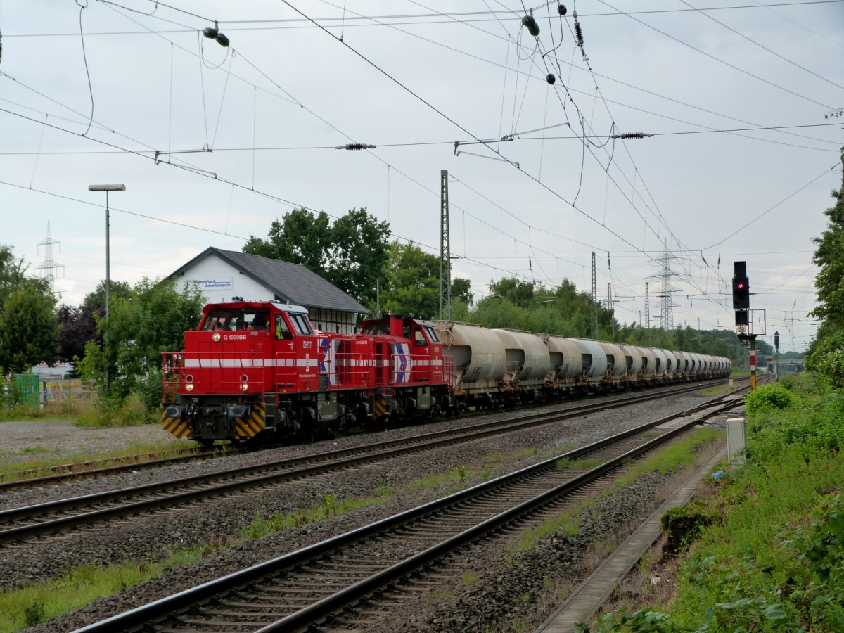 Die beiden HGK Loks DH717 & DH715 des Typs MAK G 1000BB stehen am 13.08.13 mit einem Silozug in Ratingen - Lintorf.