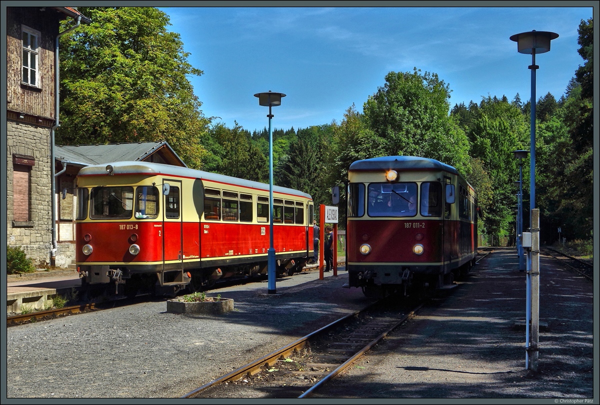 Die beiden von der Inselbahn Langeoog übernommenen Triebwagen 187 011-2 und 187 013-8 begegnen sich am 19.08.2018 im Bahnhof Alexisbad. Hier zweigt die Strecke nach Harzgerode von der Selketalbahn ab.