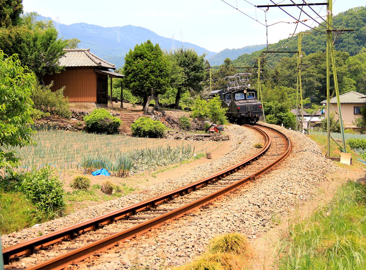 Die beiden Loks 1 und 3 von Siemens-Schuckert/MAN haben das Gebirge am Rand der Kantô-Ebene erreicht. 29.Mai 2016. 