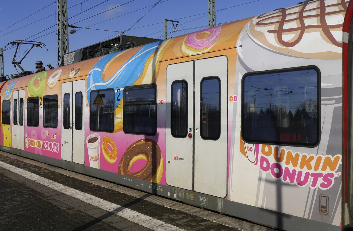 Die beiden Mittelwagen von Zug 423 044 der S-Bahn Köln machen Reklame für gesunde Ernährung. Aufgenommen in Troisdorf als Linie S 13 nach Sindorf am 29.11.17.