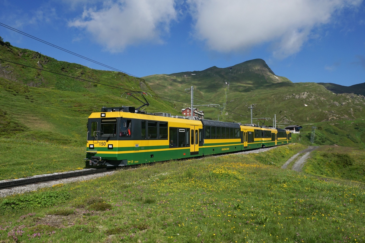 Die beiden Pano's Bhe 4/8 150 und und Bhe 4/8 143 verlassen am 09.07.2016 die Kleine Scheidegg in Richtung Grindelwald.