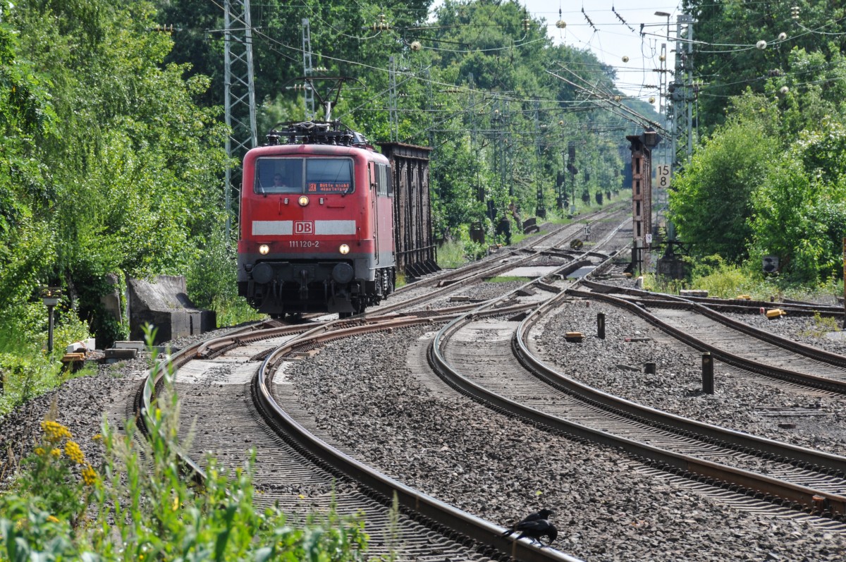 Die beiden Rabenvögel im Vordergrund scheinen sich noch nicht von der herannahenden 111 120-2 stören zu lassen. So gesehen am 22/07/2015 vom Bahnsteigende im Bahnhof Herzogenrath.