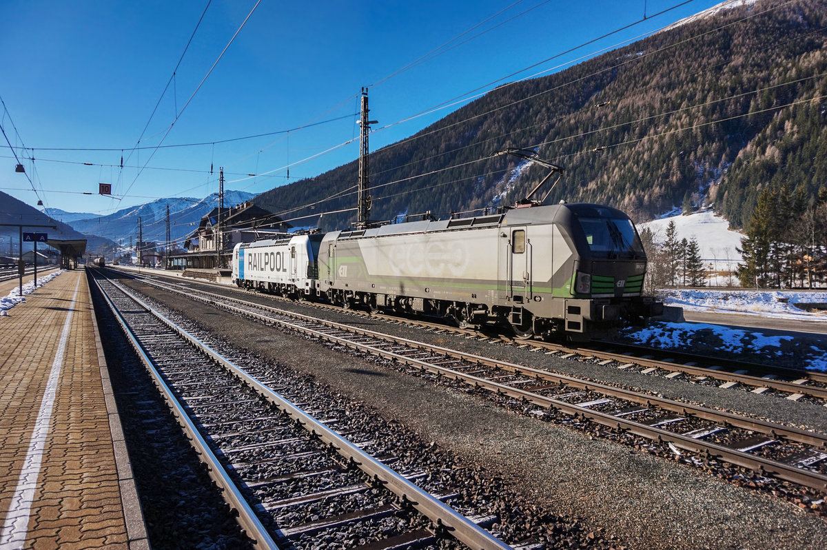 Die beiden von der SETG gemieteten Lokomotiven 192 212-8 von ELL und 193 801-8 von RAILPOOL fahren in Richtung Spittal-Millstättersee aus dem Bahnhof Mallnitz-Obervellach aus.
Aufgenommen am 15.2.2017.