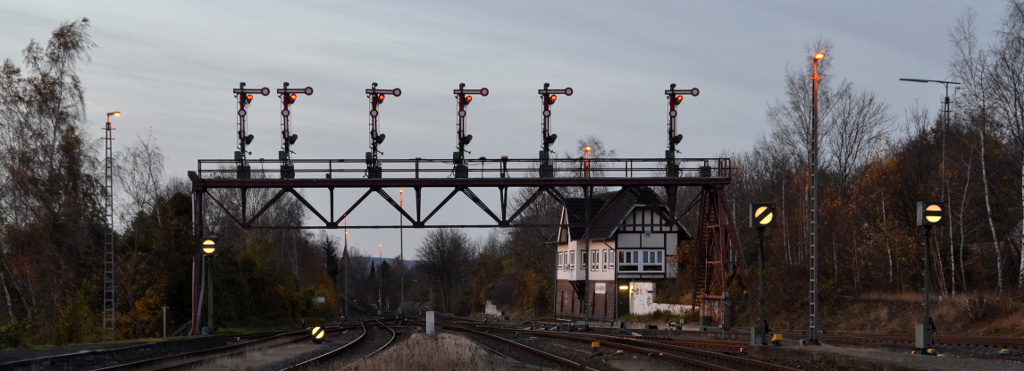 Die bekannte Signalbrücke von Bad Harzburg in der Abenddämmerung. 23.11.2014