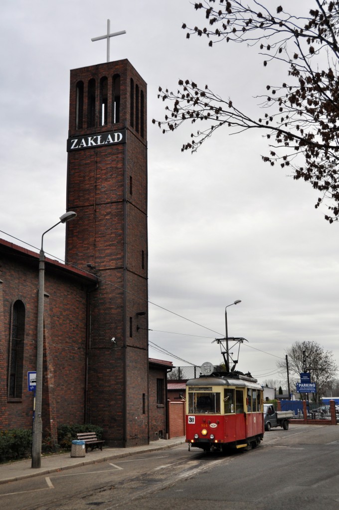 Die Bekante Linie  38  (Die Letzte Straenbahnlinie in Europa die Fahrplanmig ausschlielich mit Zweiachsern gefahren wird) an ihrer Endhaltestelle  Bytom Kościł św. Trjcy  (29.10.2013)
