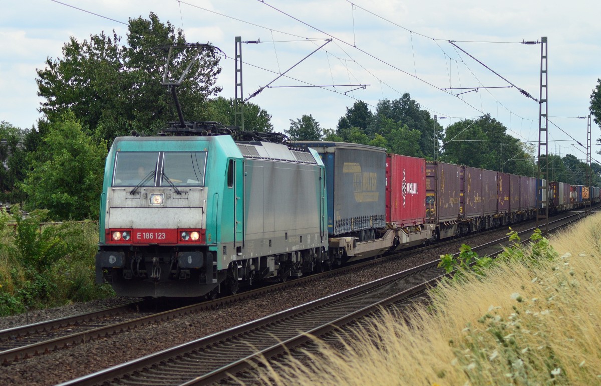Die belgiesche E186 123 von RTX mit einem Kastenzug nach Aachen ist hier umgeleitet bei Kaarst Broicher Seite zusehen. 26.7.2015