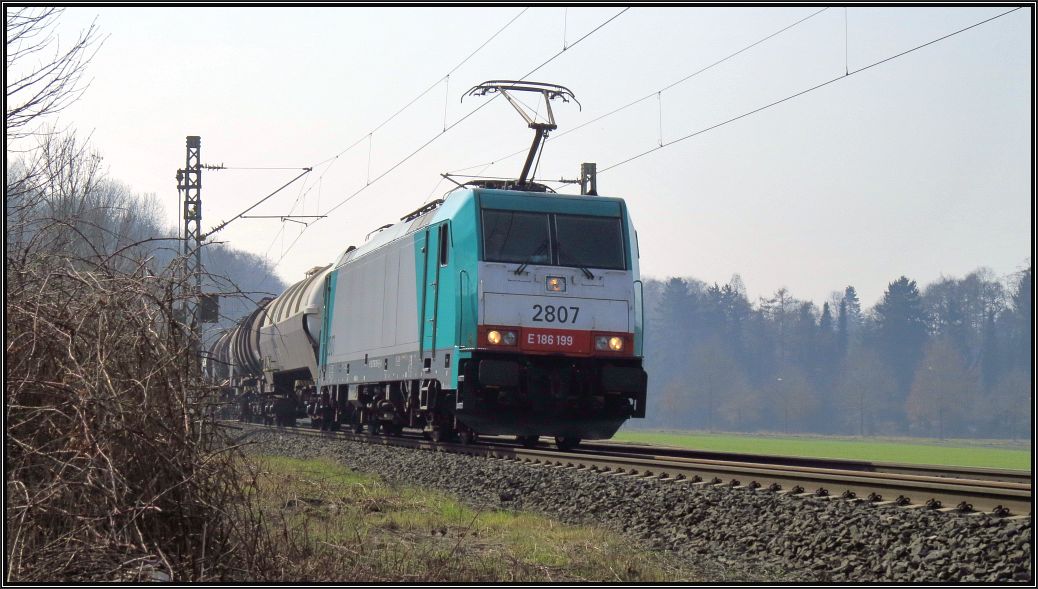 Die belgische 2807 (E-186) legt sich mit einen kurzen Kesselwagenzug in den Gleisbogen bei Rimburg auf der Kbs 485. Bildlich festgehalten am 18.März 2015.