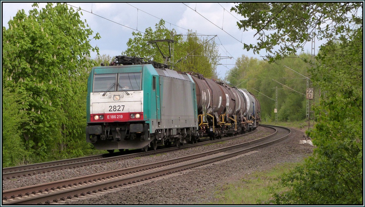 Die belgische 2827 im Gleisbogen bei Rimburg,am Haken ein Kesselwagenzug.Szenario von der Kbs 485 am 15.April 2014.