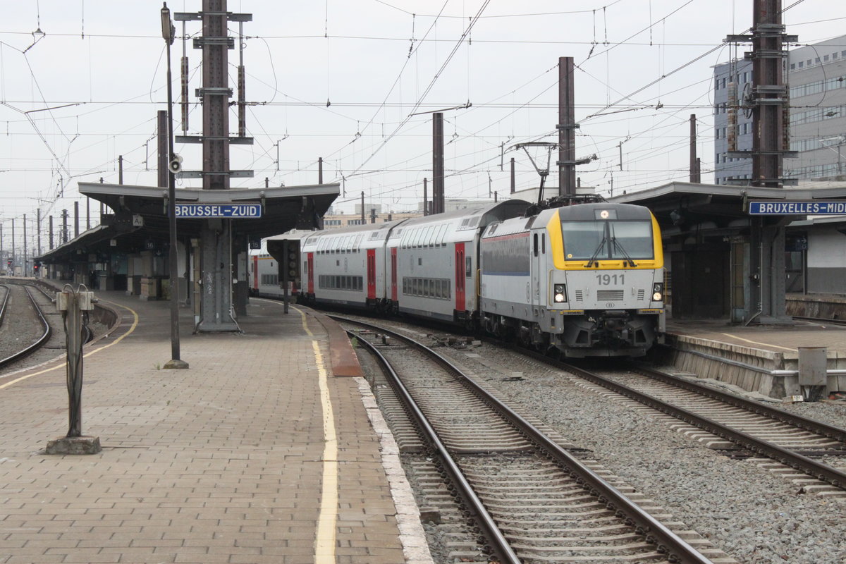 Die belgische Staatsbahn setzt insgesamt 120 Exemplare des Siemens ES 2007, einer Vorstufe des Vectrons, ein. Am 19.08.2016 steht Lok 1911 mit dem IC 1508/1608 nach Genk im Bahnhof Brüssel Midi.