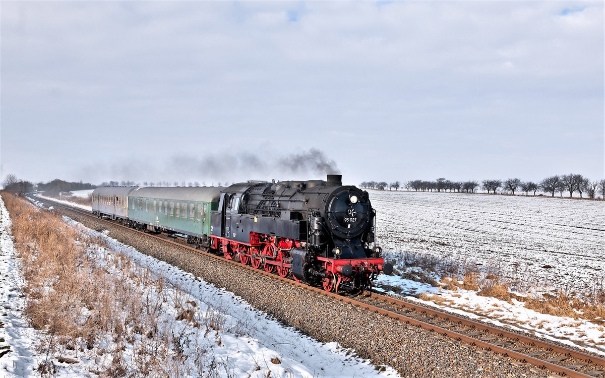 Die Bergkönigin 95 027 fährt mit dem Sonderzug 20103 aus Wernigerode kommend nach Thale Hbf in Schachdorf vorüber.Bild vom 10.2.2018