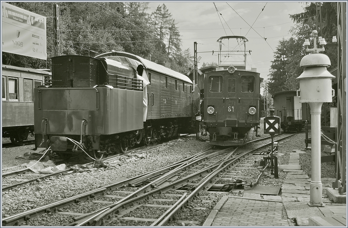 Die Bernina Bahn Ge 4/4 81 rangiert in Chaulin und gibt den Blick frei auf ein weiters Bernina Fahrzeug: Die Dampfschneeschleuder  RhB/BB G 2x 3/3 1052 bzw. X rot d 9214 von 1912.
19. August 2018