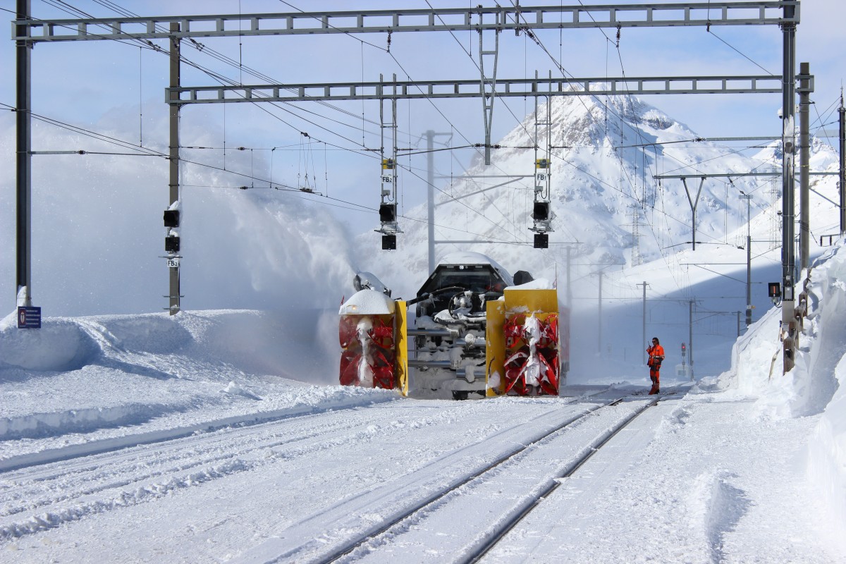 Die Berninabahn ist immer für eine Überraschung gut, wie heute mit der Schleuder Xrot mt 95403 (mit ihrer vollen Breite) zusammen mit der Gem 4/4 802  Murmeltier . Ospizio Bernina, 14.02.2014