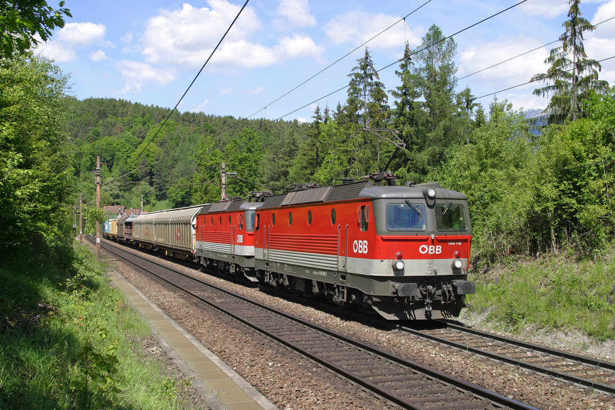 Die bestens zusammenpassenden 1144.118+101 befinden sich mit G-55501 im Einschnitt zwischen Höllgraben-Viadukt und Steinbauer-Tunnel am Eichberg. 21.5.16