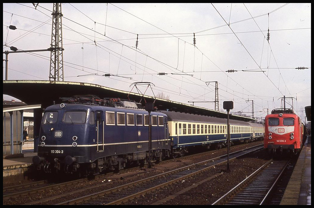 Die blaue 110304 steht hier am 25.3.1993 um 14.04 Uhr mit dem E nach Mönchengladbach im Bahnhof Köln Deutz. Rechts ist 140235 zu sehen, die vor einem Nahverkehrszug nach Duisburg wartet.