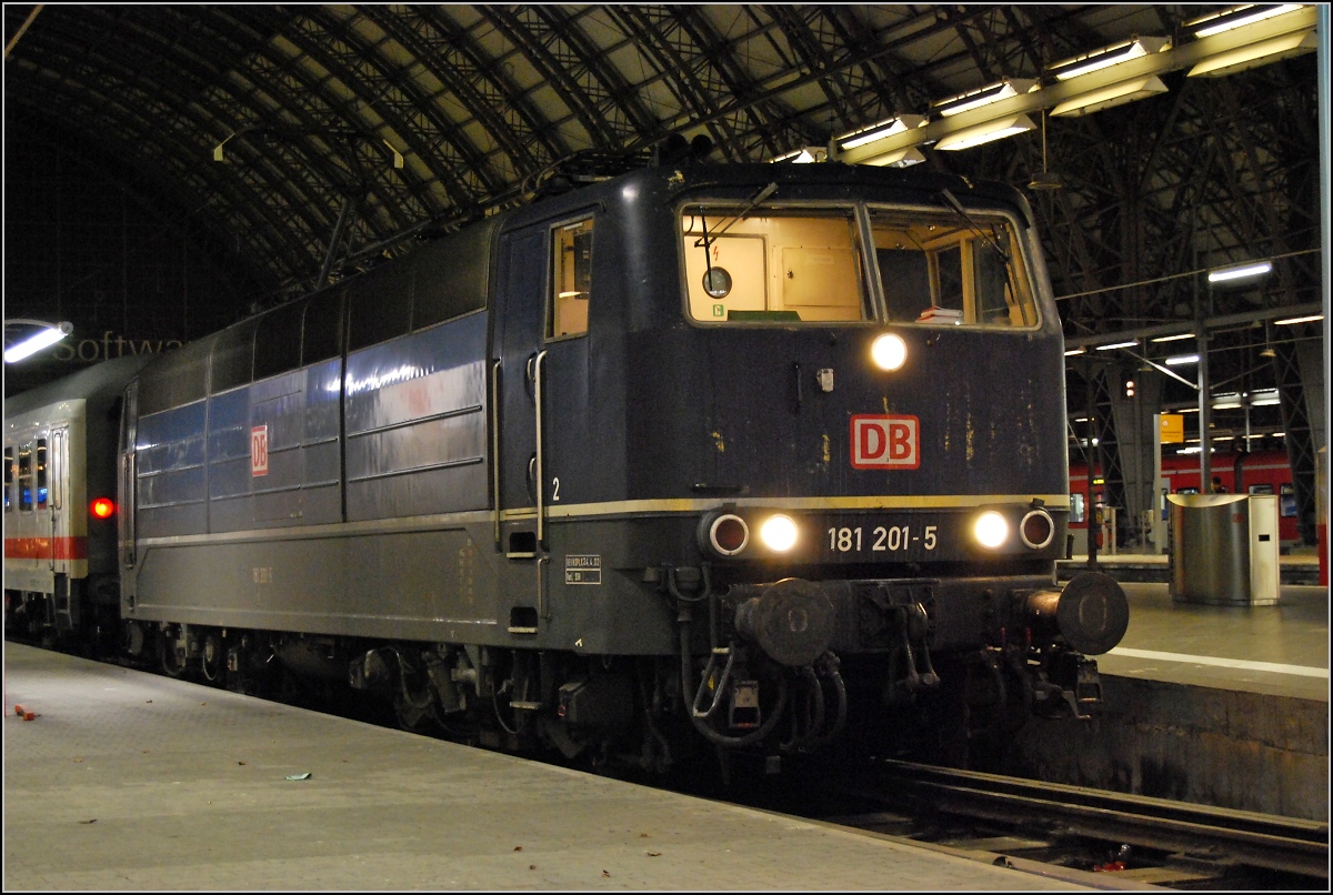 Die blaue 181 201-5 traf gerade in Frankfurt Main, Hauptbahnhof auf Gleis 12 ein (20. Januar 2008, 20:19). 