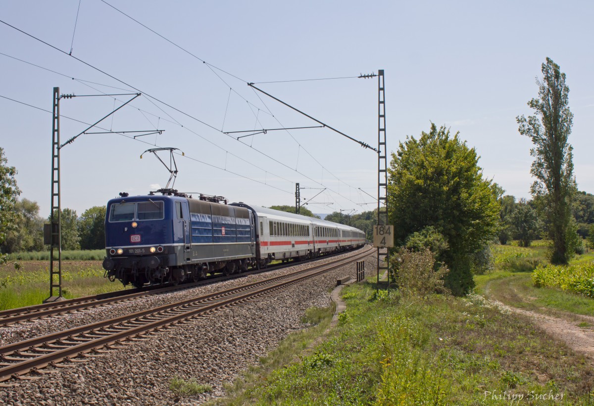 Die blaue 181 201 zog am 25.08.2015 den LPF78670 (Basel Bad. Bf. - Karlsruhe Hbf), eine Leerwagenüberführung von DB Fernverkehr. Bei der Ausfahrt Riegel konnte ich sie auf Chip bannen. 