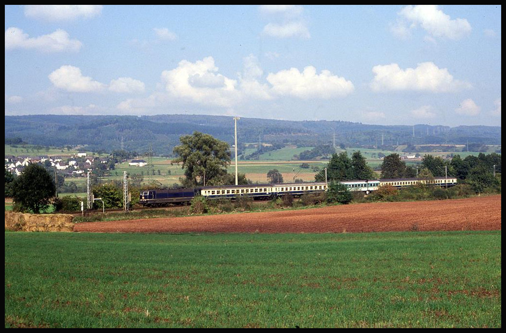 Die blaue 181218 war am 29.9.1993 um 13.12 Uhr mit dem E 6963 bei Ürzig in Richtung Trier unterwegs.