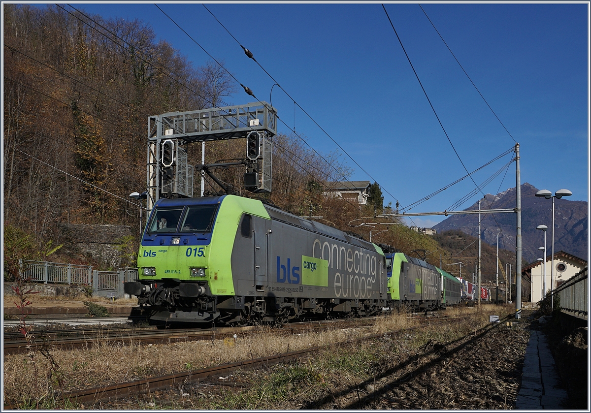 Die BLS Re 485 015-2 und eine weitere erreichen mit einer RoLa nach Novara den Bahnhof von Preglia wo auch die Spur gewechselt wird. ist doch das von hier aus gesehen rechte Gleis nicht RoLa-Zug tauglich. Das Bild entstand vom Ende des Hausbahnsteigs beim Prellbock. 
21. Nov. 2017