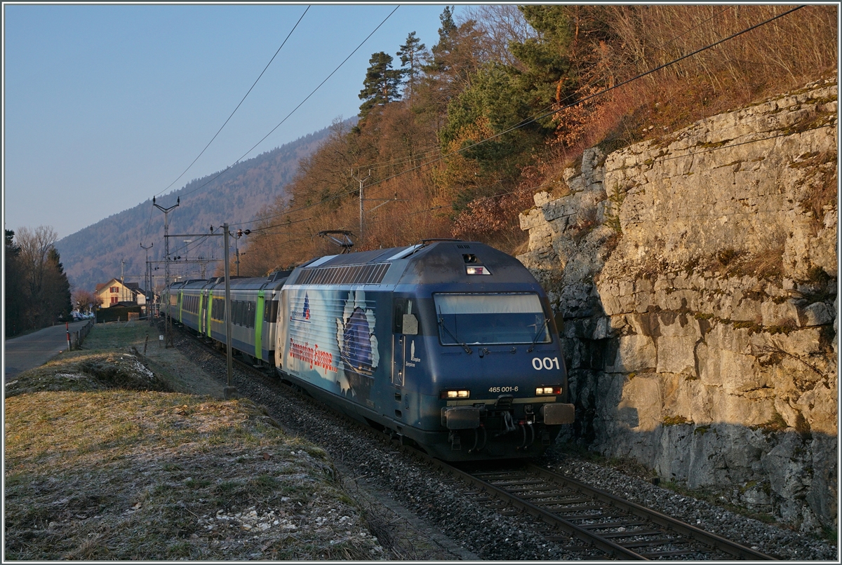 Die BLS Werbelok 465 001-6 verlässt mit ihrem RE 3913 von La Chaux de Fonds nach Bern die Spitzkehre Chambrelien Richtung Neuchâtel. 
18. März 2016