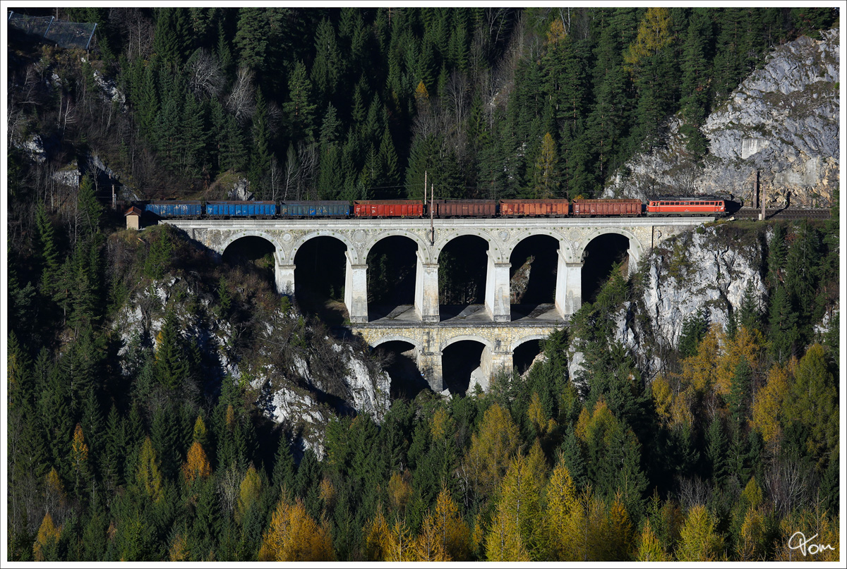 Die blutorange 1142 567, quert mit einem Gterzug das 87m lange und 36m hohe Krausel Klause Viadukt am Semmering.
Breitenstein 8.11.2013
