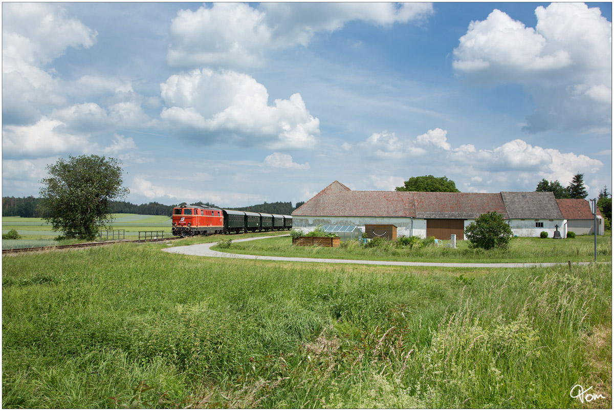 Die blutorange Diesellok 2143 070 fährt mit dem Reblaus Express 16970 von Retz nach Drosendorf, hier zu sehen nahe Hessendorf. 3.6.2018
