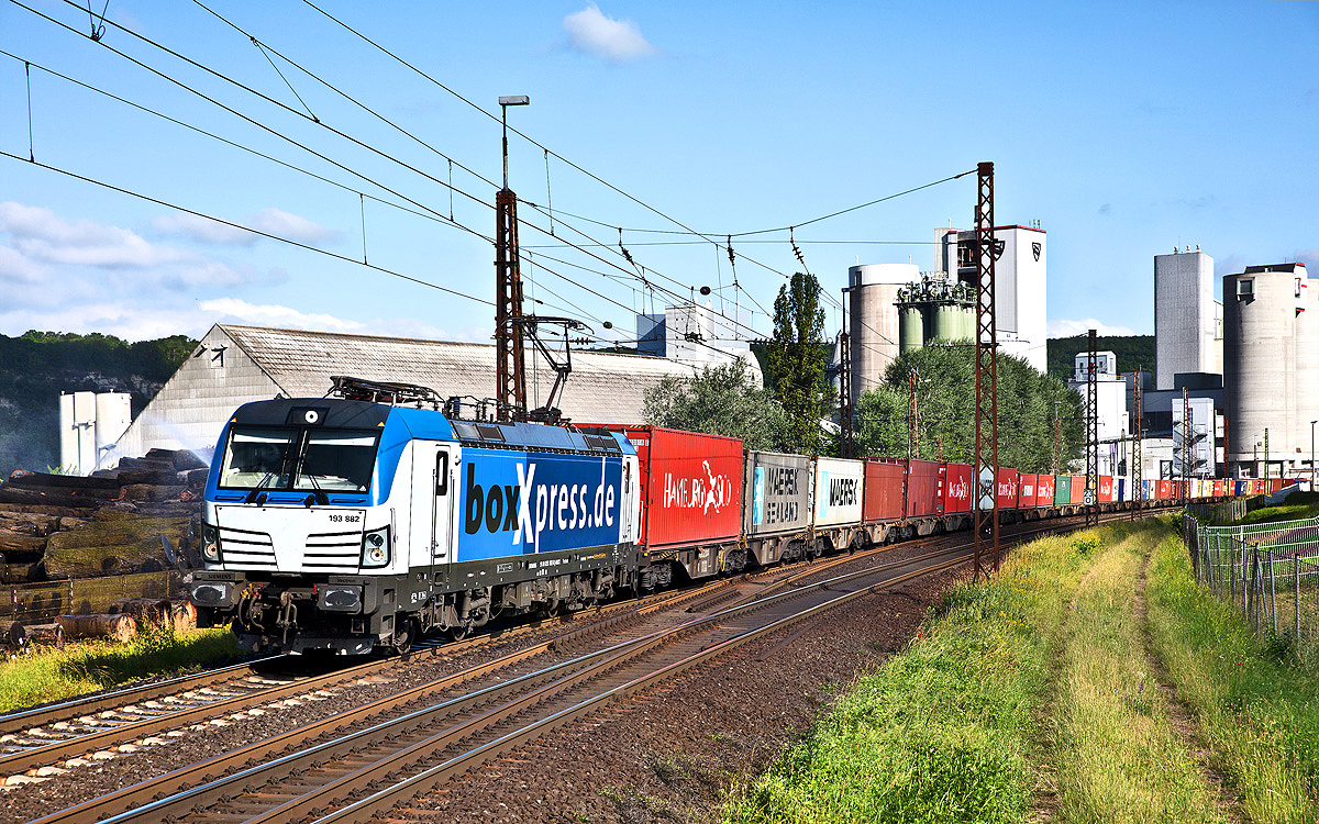 Die BoxXpress 193 882 fährt am 16.6.2017 in Karlstadt mit einem Containerzug vorüber.