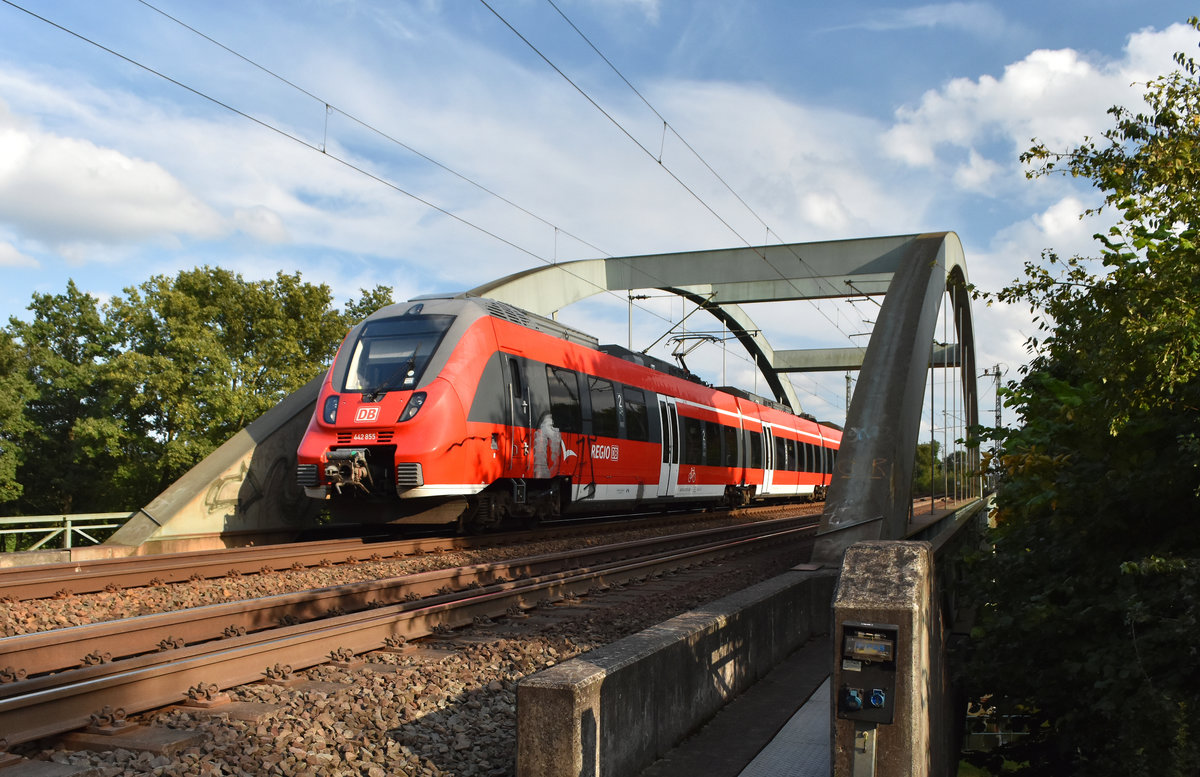 Die BR 442 855 kommend aus dem Hagenower Land bei der Überführung zum Bahnhof Büchen. Ging dann aufs Abstellgleis, um zum späteren Zeitpunkt wieder zurück ab Büchen in Richtung Schwerin abzufahren. Höhe Büchen Eisenbahnbrücke 22.09.2017