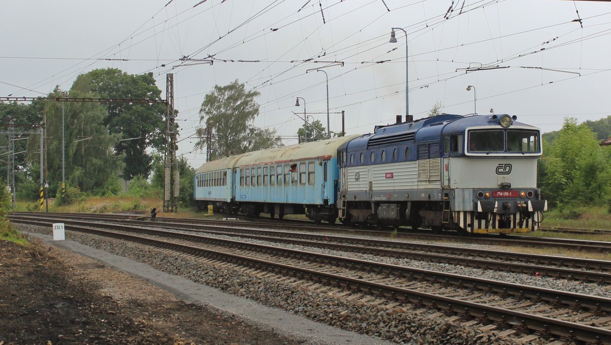 Die Brückenbauarbeiten bei Tršnice sind fast abgeschlossen. 754 051-1 fuhr am 09.08.16 ein Zug mit einem Bauzug von Tršnice Richtung Ústí nad Labem.