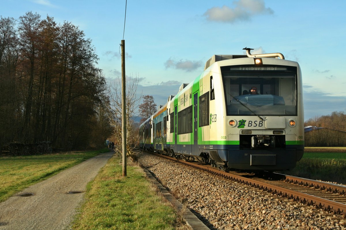 Die BSB-VT's 003, 006, 007 und 014 waren am Nachmittag des 05.02.16 von Breisach aus auf dem Weg nach Freiburg (Breisgau) Hbf. Hier sind die Triebwagen zwischen Hugstetten und Freiburg West aufgenommen worden.
