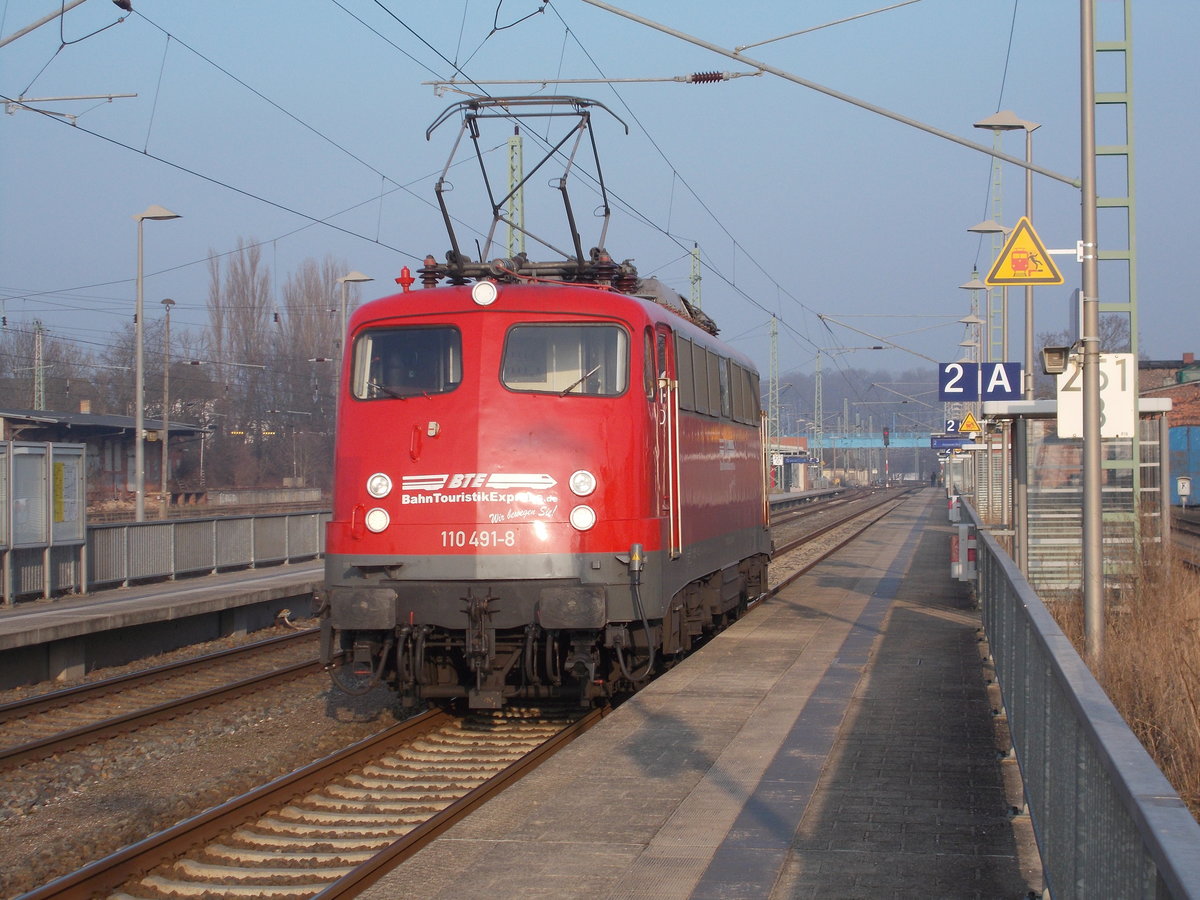 Die BTE 110 491 mußte wegen einem haltzeigenden Ausfahrsignal,am 01.Februar 2017,in Bergen/Rügen halten.Danach ging es nach Mukran wo es einen Tag später nach Hamburg mit Autotransportwagen wieder zurück ging.