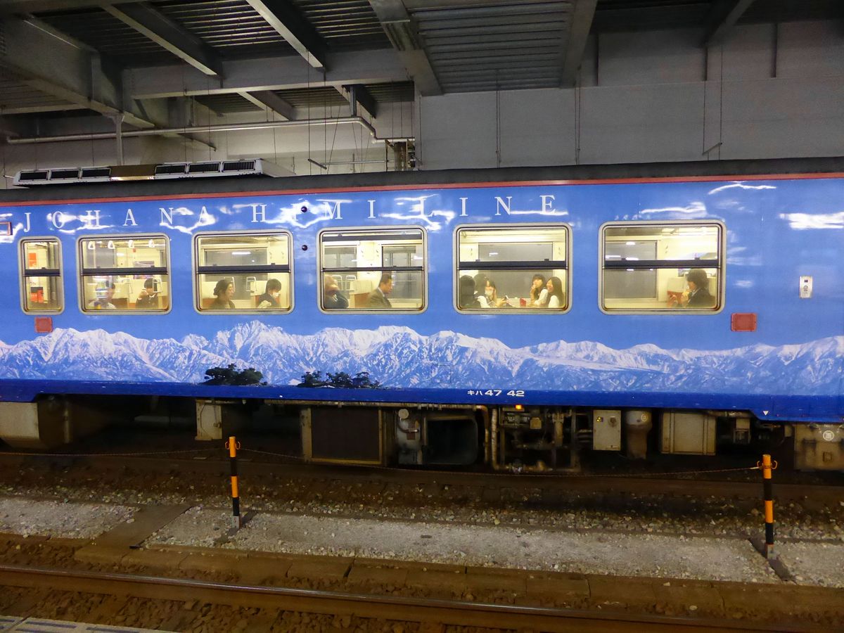 Die bunten Triebwagen der Region Takaoka: Der Blick übers Meer von Takaoka auf die schneebedeckten Berge ist immer atemberaubend schön. Hier kann man diesen Blick geniessen, indem man den Triebwagen KIHA 47 42 betrachtet. Takaoka, 23.Oktober 2013. 