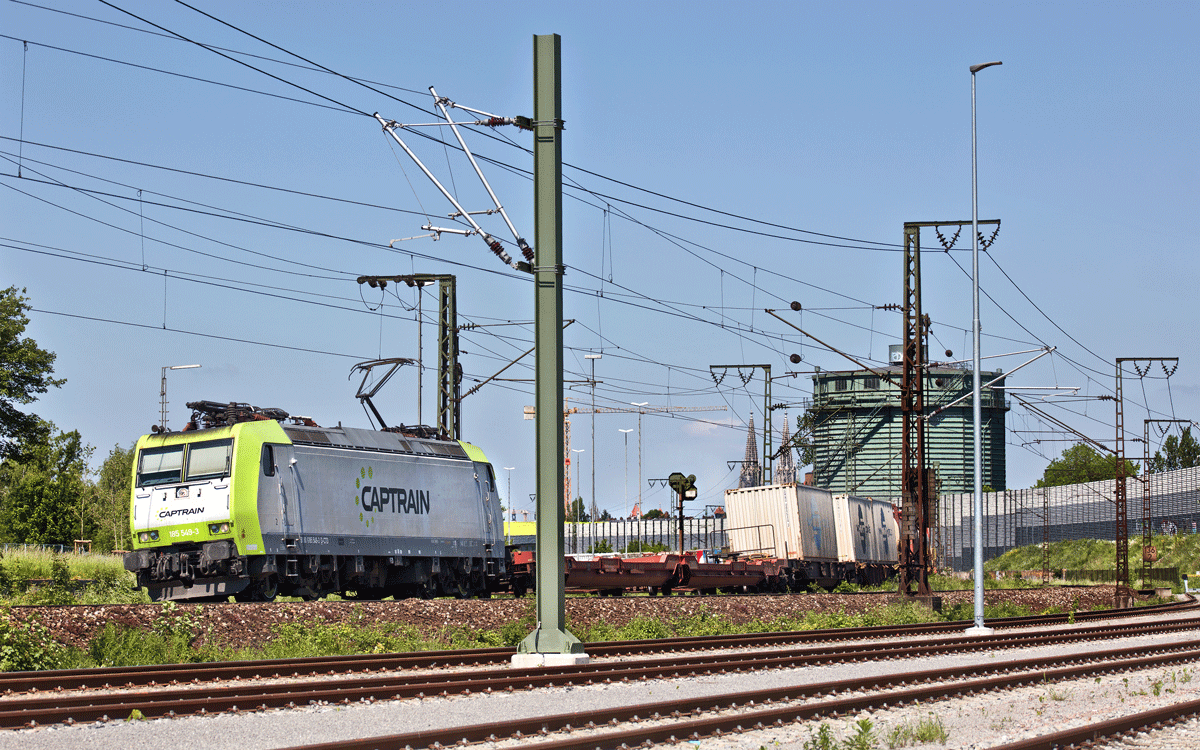 Die Captrain 185 549-3 fährt in Regensburg mit einem KLV Zug vorbei.Bild vom 27.5.2017