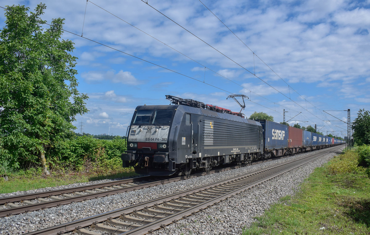 Die von Captrain angemietete 189 283 brfindet sich am 02.06.18 auf der Fahrt von Rotterdam Waalhaven nach Basel. Der Zug läuft dann weiter bis Melzo. Hier in Buggingen.