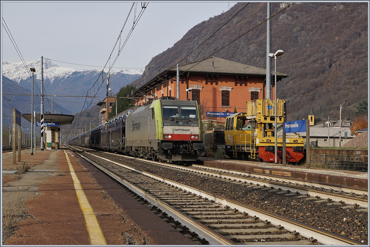 Die CAPTRAIN E 483 311 (UIC 91 83 2483 311-3 I-AKIEM) fährt mit einem langen Blockzug für Neuwagen durch den Bahnhof von Premosello Chiavenda Richtung Süden.
29. Nov. 2018