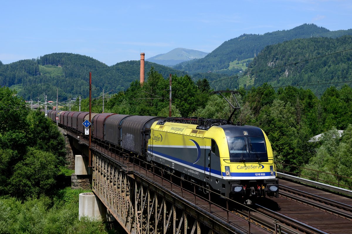 Die CargoServ 1216.932 beförderte am 22. Juni 2014 den Voest-Stahlzug GAG 47213 von Linz Stahlwerke nach Tarvis. Aufgenommen wurde diese auch Sonntags verkehrende Leistung auf der Salzachbrücke bei Golling-Abtenau.