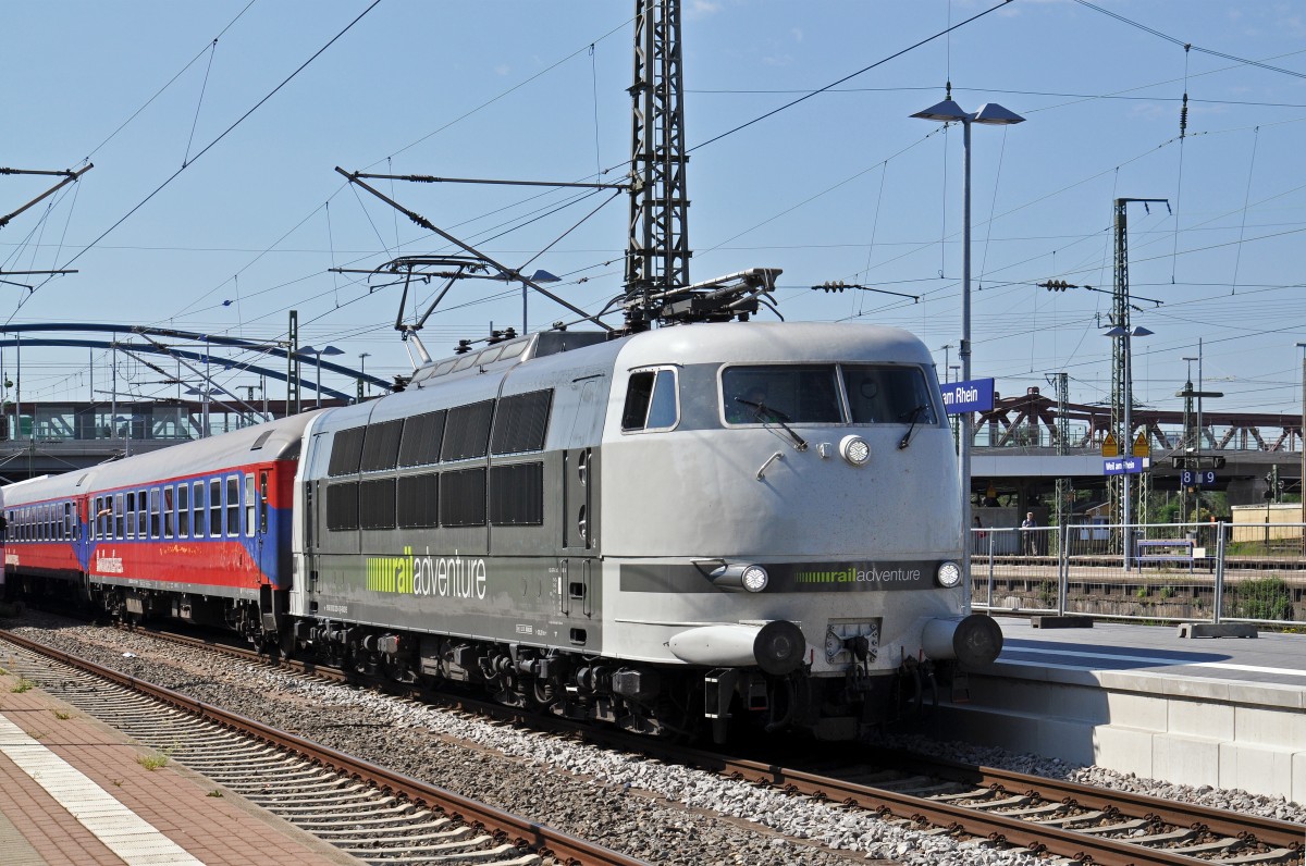 Die Ce 6/8 III 14305 «Krokodil» fährt an das große Jubiläum «100 Jahre elektrische Züge» in Gävle/Schweden. Hier kommt der Sonderzug, angeführt von der 103 222-6 beim Bahnhof Weil am Rhein an. Die Aufnahme stammt vom 31.08.2015.