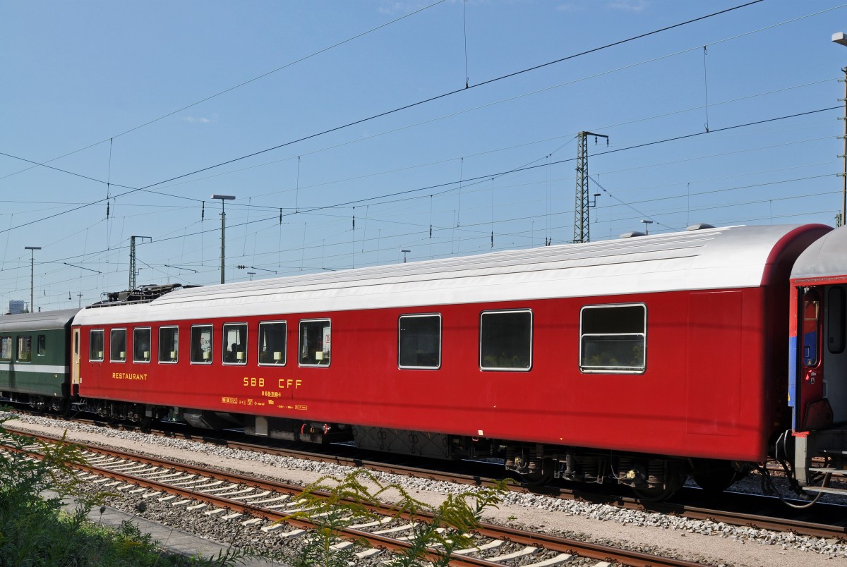 Die Ce 6/8 III 14305 «Krokodil» fährt an das große Jubiläum «100 Jahre elektrische Züge» in Gävle/Schweden. Der Restaurantwagen 61 85 88 - 70 004-6, ist auch im Zug eingereiht. Die Aufnahme stammt vom 31.08.2015.
