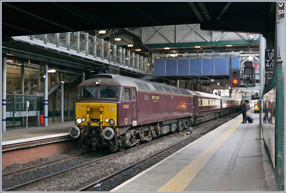 Die Class 57 mit der Nummer 313 der West Coast Railways ist mit ihrem edlen Extrazug in Edinburgh Waverley (Waverley Dhùn Èideann) eingetroffen, um die Fahrgäste für die heutige Fahrt einsteigen zu lassen.
24. April 2018

