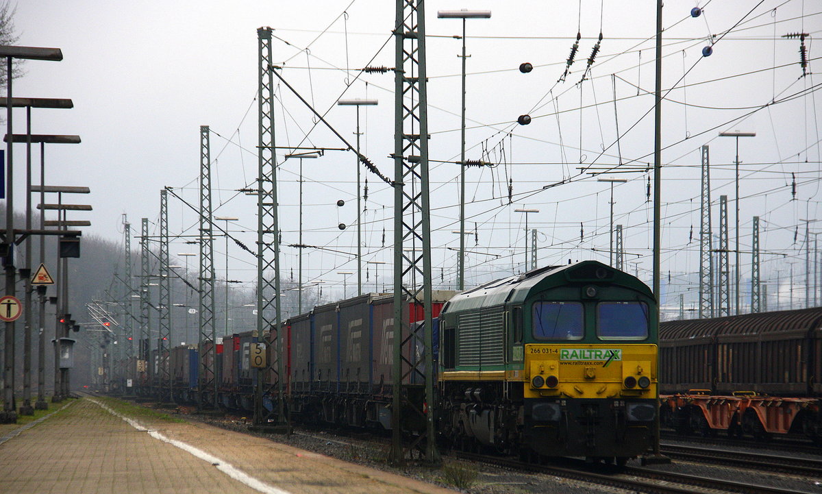Die Class 66 266 031-4 von Railtraxx  steht in Aachen-West mit einem langen Containerzug von Aachen-West nach Belgien. 
Aufgenommen vom Bahnsteig in Aachen-West.
Am Kalten Nachmittag vom 17.12.2017.