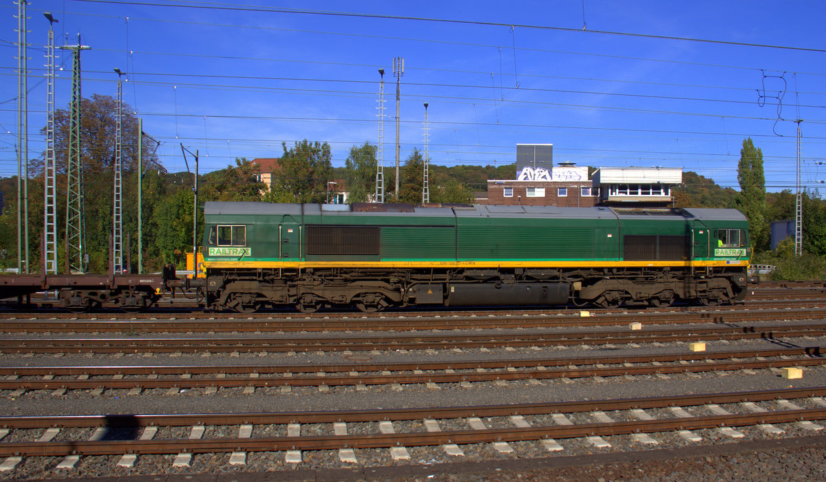 Die Class 66 266 031-4 von Railtraxx fährt mit einem Schinenzug aus Österreich nach Belgien bei der Ausfahrt aus Aachen-West in Richtung Montzen/Belgien. 
Aufgenommen vom Bahnsteig in Aachen-West. 
Bei Sommerwetter am Nachmittag vom 26.9.2018.