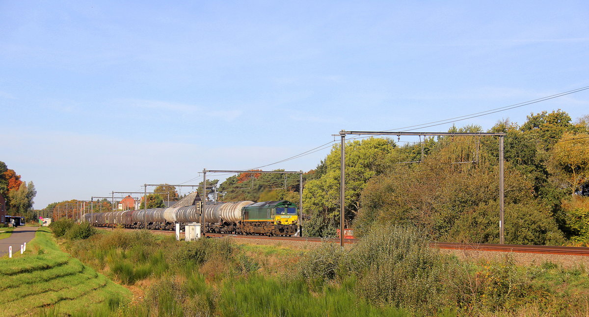 Die Class 66 266 031-4 von Railtraxx kommt mit einem gemischten Güterzug aus  Antwerpen-Waaslandhaven(B) nach Linz-Voestalpine(A) und kommt aus Richtung Diest(B) und fährt durch Lummen-Linkhout(B) in Richtung Hasselt(B),Tongeren(B),Vise(B),Montzen(B),Aachen-West(D). Aufgenommen in Lummen-Linkhout(B). 
Bei schönem Herbstwetter am Vormittag vom 13.10.2018.